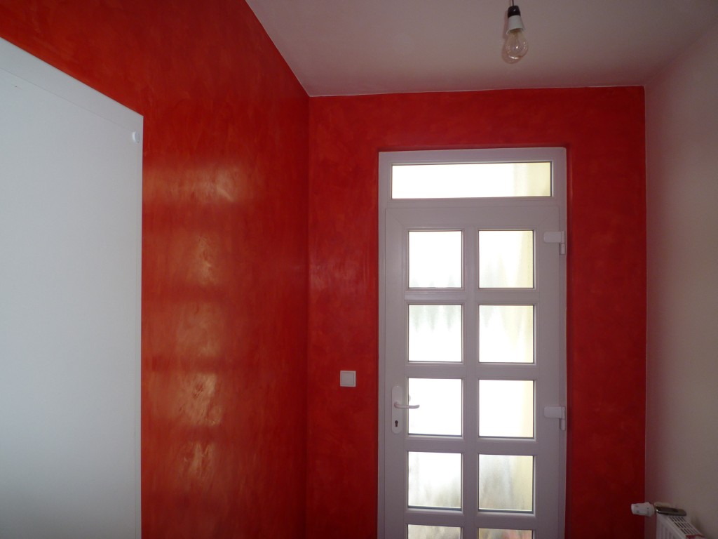 Červený benátský štuk na stěně interiéru